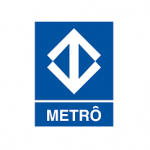 Imagem retangular azul com letras brancas escrito Metrô, logo da companhia dos metroviários.